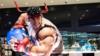 Статуя Рю в натуральную величину из Street Fighter, в его культовом белом костюме для карате и красной бандане, готовит энергетический шар «хадокен». На заднем плане - фирменный магазин Capcom
