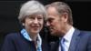 Премьер-министр Великобритании Тереза ??Мэй приветствует президента Европейского совета Дональда Туска на пороге Даунинг-стрит, 10, 6 апреля 2017 года в Лондоне, Англия