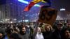 Мужчина держит плакат с надписью «89», год восстания в Румынии в 1989 году, которое свергло покойного диктатора Николае Чаушеску, когда люди проводят демонстрацию перед штаб-квартирой правительства против скандальных указов о помиловании коррумпированных политиков и декриминализации других правонарушений 31 января 2017 года в Бухаресте | ||