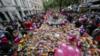 Люди оставляют цветы в центре Манчестера через неделю после нападения на Манчестер Арена