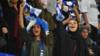 Женщины-сторонники аль-Хилала болеют за свою команду во время четвертьфинального футбольного матча Лиги чемпионов AFC на стадионе Университета Короля Сауда в Эр-Рияде (17 сентября 2019 г.)