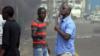 Вооруженный мужчина в Южной Африке во время насилия против иностранцев