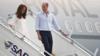 Герцог и герцогиня Кембриджские спускаются по трапу самолета, прибывшего в Лахор 17 октября 2019 года