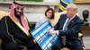 Президент США Дональд Трамп (справа) вместе с наследным принцем Саудовской Аравии Мохаммедом бен Салманом держит график продаж оборонной продукции в Овальном кабинете Белого дома 20 марта 2018 г.