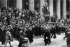 Огромные толпы смотрят на фондовую биржу Уолл-стрит в октябре 1929 года