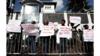 Протестующие держат плакаты, осуждающие возвращение смертной казни возле тюрьмы Великада в пятницу, 28 июня