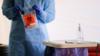 Медсестра проводит тест на коронавирус в Сиэтле