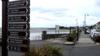 Вывески с достопримечательностями вдоль набережной в Блэкроке, Дандолк, графство Лаут, Ирландия.