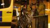 Две женщины, закутанные в термоодеяла, стоят возле Манчестер Арены, где выступала американская певица Ариана Гранде