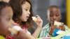 Дети едят упакованные ланчи