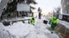 Муниципальные работники расчищают снег у входа в больницу Грегорио Маранон в Мадриде 10 января 2021 года
