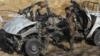 Боец иракской милиции осматривает останки автомобиля, уничтоженного в результате нападения боевиков ИГ, в результате которого погибли 10 человек, в Мукайшефе, Ирак (3 мая 2020 г.)