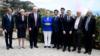 Лидеры выстраиваются в очередь для фото на саммите G7