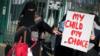 Родители, дети и протестующие выступают против уроков об отношениях геев, которые преподают детям о правах ЛГБТ в начальной школе Андертон-Парк в Бирмингеме.