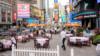 Люди обедают на открытом воздухе в ресторане Tony's Di Napoli 23 октября 2020 года в Нью-Йорке