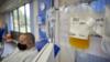 Недатированная раздаточная фотография, выпущенная NHS Blood and Transplant, на которой изображен мужчина, сдающий выздоравливающую плазму