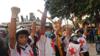 Сотрудники Красного Креста поднимают руки, призывая к тишине