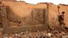 Солдат проходит мимо разбитого артефакта в Нимруде