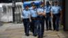 Полиция патрулирует зону безопасности, где будет проживать глава китайского государства Чжан Дэцзян, и выступит с речью во время своего трехдневного визита в Гонконг, Китай, 16 мая 2016 г.