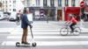 Мужчина едет на электросамокате по улице Рю де Риволи в Париже, Франция, 17 июня 2019 г.