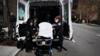 Работники скорой помощи чистят каталку в больнице Mount Sinai на фоне пандемии коронавируса 01 апреля 2020 года в Нью-Йорке