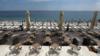 Столы и шезлонги на пляже Английской набережной в Ницце созданы, чтобы уважать социальное дистанцирование