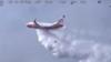 Самолет Coulson Aviation 737 Fireliner Airtanker сбрасывает воду над лесным пожаром в Новом Южном Уэльсе