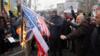 Иранцы сжигают флаги США и Израиля во время антиамериканских акций протеста против убийства Касема Сулеймани в Тегеране, 4 января 2020 года