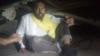 Асиф Рафик Сиддики сидит на земле в кадре из видео, размещенного в социальных сетях