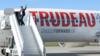 Лидер либералов Джастин Трюдо входит в один из самолетов своей кампании