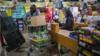 Мужчина толкает тележку с алкогольными напитками в супермаркете на фоне продолжающейся экстренной блокировки из-за коронавируса в Йоханнесбурге, Южная Африка, 18 августа 2020 года