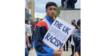 Человек на протесте Black Lives Matter с табличкой