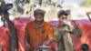 Мужчины готовят чай в придорожной лавке в Пакистане