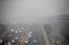 Дели, Индия, 7 ноября 2016 года, проезжающий сквозь смог.