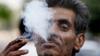 На этом снимке, сделанном 31 мая 2007 года, индиец курит «биди», лист, скрученный вручную с табаком в Нью-Дели. Я