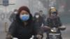 Велосипедисты едут по пекинскому смогу