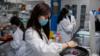 Ученые в лаборатории в Пекине работают над вакциной против коронавируса