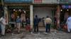 В рамках мер социального дистанцирования покупатели стоят кругами на земле у магазинов в Исламабаде