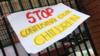 Табличка «Хватит путать наших детей» на перилах у школы