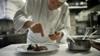 Французский шеф-повар Патрик Бертрон добавляет немного Poivre de Cassis, перец из бухт черной смородины, 27 мая 2010 г.