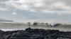Волны накатываются на северное побережье Северной Ирландии