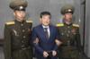 Ким Дон Чула (в центре), гражданина США, задержанного в Северной Корее, сопровождают на суд в пятницу, 29 апреля 2016 года, в Пхеньяне, Северная Корея