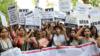 Индийские активисты держат плакаты с надписью на хинди «Правительство Индии принимает жесткие меры против насильников», протестуя против предполагаемых изнасилований, Уттар-Прадеш, Джамму и Кашмир, в Нью-Дели, Индия, 12 апреля 2018 г.