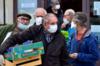 Покупатели в защитных масках ждут своей очереди выйти на рынок Cadillac недалеко от французского города Бордо 25 апреля 2020 г.