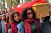 Тунисские женщины несут гроб правозащитницы, интернет-активиста и блогера Лины Бен Мхенни во время ее похоронной процессии 28 января 2020 года