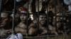Заключенные выглядывают из переполненной камеры в Пенитенциарном центре Кесальтепеке, Сальвадор. 9 ноября, 2018