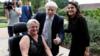 Борис Джонсон обращается к представителям общественности во время визита в Королевское садоводческое общество под именем Висли