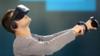 Мужчина играет в видеоигру о скалолазании в виртуальной реальности