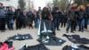 Ученые складывают мантии во время акции протеста у университетского городка в Анкаре (10 февраля 2017 г.)
