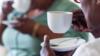 Две женщины в Южной Африке пьют чай
